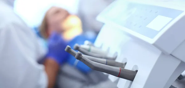 Diferentes instrumentos y herramientas dentales en un consultorio de dentistas — Foto de Stock