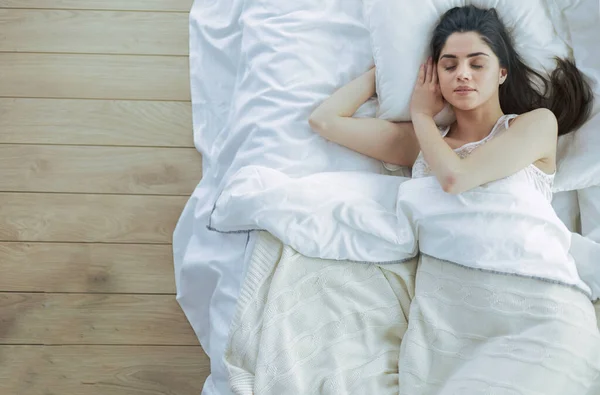 Mooie vrouw liggend op haar bed thuis — Stockfoto