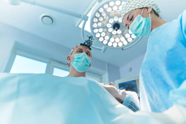 Homme chirurgien au travail en salle d'opération — Photo