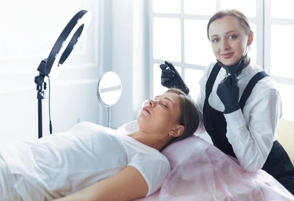 Microblading wenkbrauwen werk stroom in een schoonheidssalon. — Stockfoto