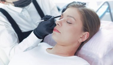 Kalıcı Kalıcı Kaşlara Makyaj Uygulayan Kozmetikçi