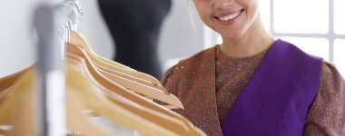 Askıları olan güzel bir stilist.