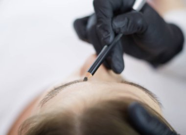 Kalıcı Kalıcı Kaşlara Makyaj Uygulayan Kozmetikçi