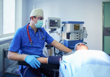 Ameliyathanede çalışan bir cerrah.