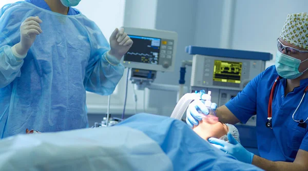 Homem cirurgião no trabalho na sala de cirurgia — Fotografia de Stock