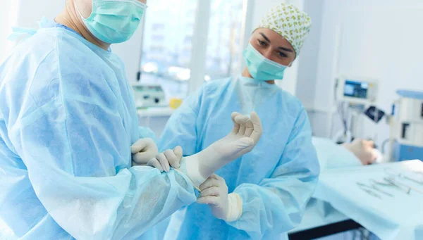 Mannelijke chirurg op achtergrond in operatiekamer — Stockfoto