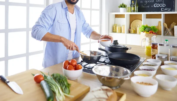 Człowiek po przepis na cyfrową tabletkę i gotowanie smaczne i zdrowe jedzenie w kuchni w domu — Zdjęcie stockowe