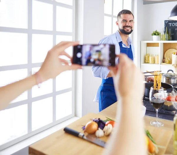 Retrato del hombre guapo filmando show de cocina o blog — Foto de Stock