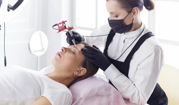 Mikrobleyding eyebrows workflow in a beauty salon — Stock Photo, Image