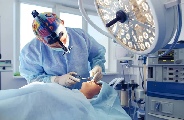 Man surgeon at work in operating room — Stock Photo, Image