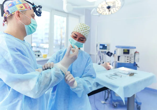 Homem cirurgião no trabalho na sala de cirurgia — Fotografia de Stock