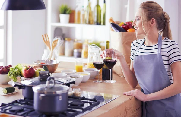 Bella donna bere un po 'di vino a casa in cucina — Foto Stock