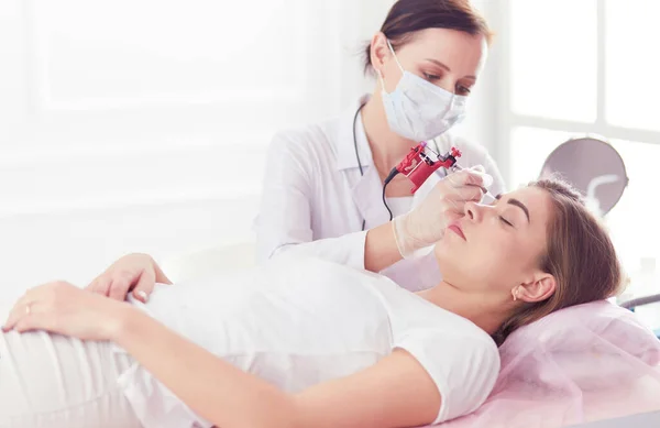 A young girl having red lips permanent makeup, micropigmentation — Stock Photo, Image