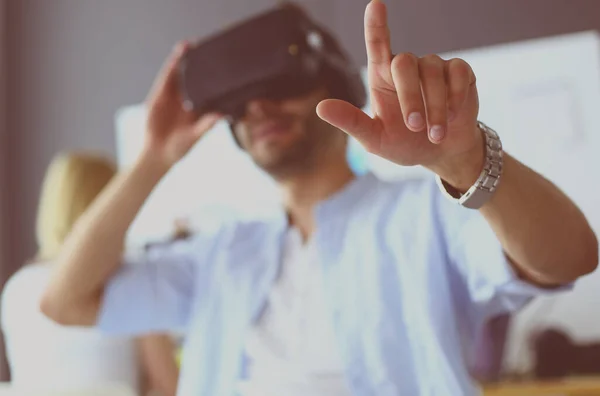 Jeune programmeur de logiciels masculins testant une nouvelle application avec des lunettes de réalité virtuelle 3d au bureau. — Photo