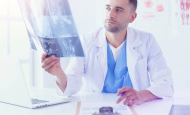 Yakışıklı doktor genç bayan hastayla konuşuyor ve...