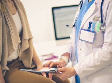 Doktor ve hasta masada otururken bir şey tartışıyorlar. Tıp ve sağlık hizmetleri kavramı. Doktor ve hasta.