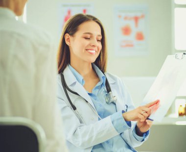 Doktor ve hasta masada otururken bir şey tartışıyorlar. İlaç ve sağlık hizmetleri kavramı