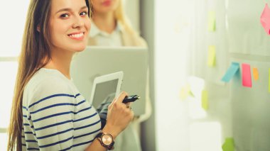 Hastanede doktorla gülümseyen güzel bir hamile kadın.