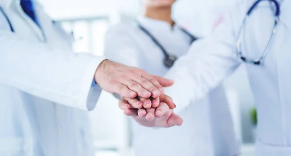 Médicos y enfermeras coordinan las manos. Concepto Trabajo en equipo en el hospital para el trabajo exitoso y la confianza en el equipo — Foto de Stock