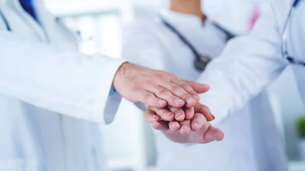 Γιατροί και νοσοκόμες συντονίζουν τα χέρια. Concept Ομαδική εργασία στο νοσοκομείο για επιτυχημένη εργασία και εμπιστοσύνη στην ομάδα — Φωτογραφία Αρχείου