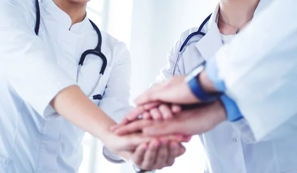 Πολλοί χαρούμενοι γιατροί μαζεύουν τα χέρια σαν ομάδα για κίνητρο. — Φωτογραφία Αρχείου