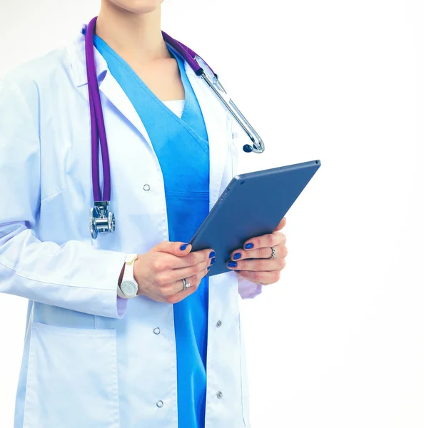 Médico femenino usando una tableta digital y de pie sobre fondo blanco. Mujeres doctores. — Foto de Stock