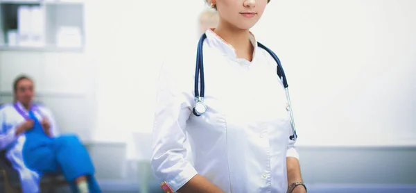 Fiatal nő orvos áll a kórházban orvosi sztetoszkóppal — Stock Fotó
