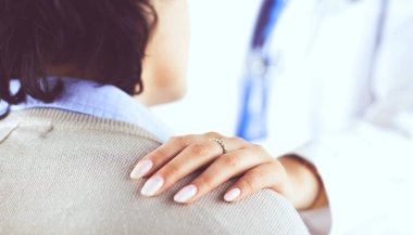 Kadın doktor bir hastaya danışmanlık yapıyor ve tıbbi bilgi ve teşhisi açıklıyor.