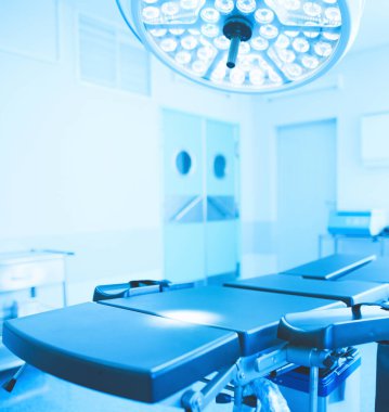 Modern klinikteki ameliyathane.