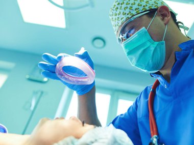 Ameliyathanede çalışan bir cerrah.