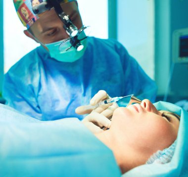 Ameliyathanede çalışan bir cerrah.