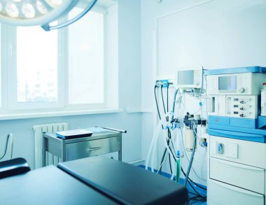 Modern klinikteki ameliyathane.