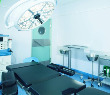 Modern klinikteki ameliyathane.