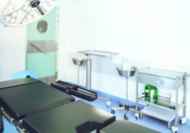 Modern klinikteki ameliyathane.