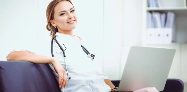 Portrait rapproché d'un jeune médecin assis sur le canapé de l'hôpital — Photo