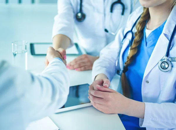 El médico da la mano a un paciente aislado sobre fondo blanco — Foto de Stock