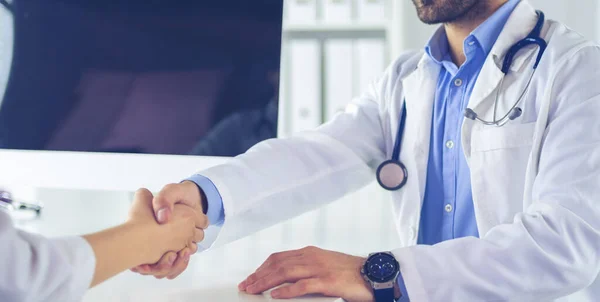 Medico che stringe la mano al paziente in ufficio alla scrivania — Foto Stock