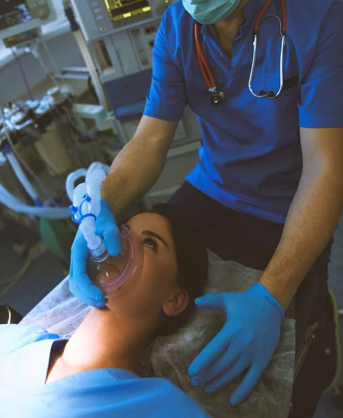 Chirurg bei der Arbeit im OP — Stockfoto