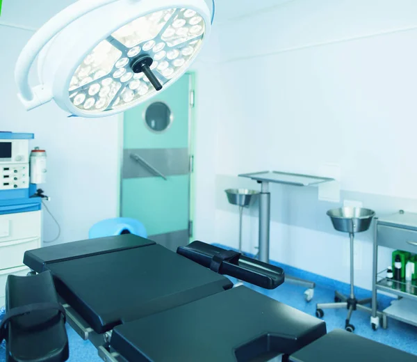 Wnętrze sali operacyjnej w nowoczesnej klinice — Zdjęcie stockowe
