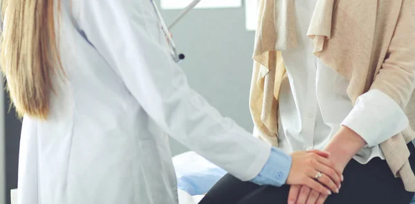 Doctor y paciente discutiendo algo mientras están sentados en la mesa. Concepto de medicina y salud —  Fotos de Stock