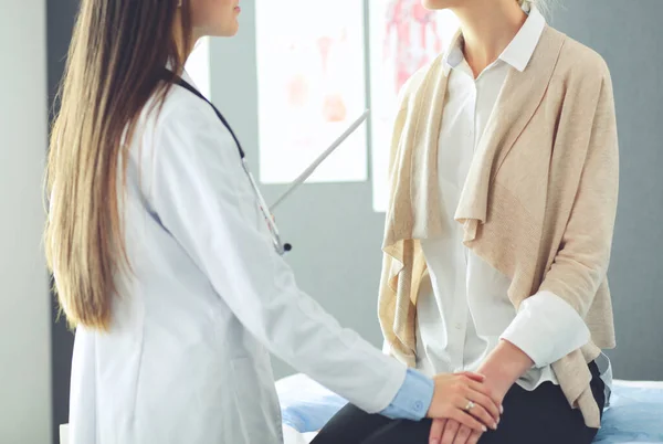 Doctor y paciente discutiendo algo mientras están sentados en la mesa. Concepto de medicina y salud —  Fotos de Stock