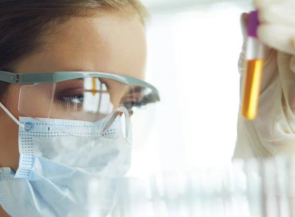 Forscher, Arzt, Wissenschaftler oder Laborant arbeiten mit medizinischen Plastikschläuchen in modernen Labors oder Krankenhäusern — Stockfoto