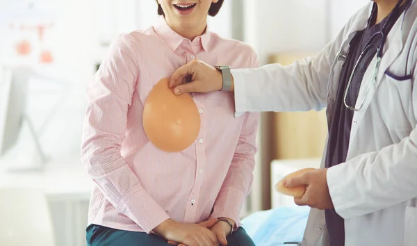 Doctor showing young patient her chest in his office at the hospital — Stock Photo, Image