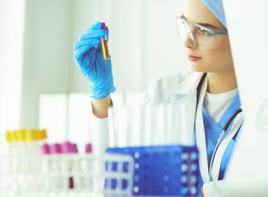 Laboratuvar asistanı bir kan örneğini analiz ediyor.
