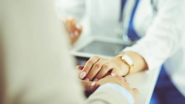 Kadın doktor bir hastaya danışmanlık yapıyor ve tıbbi bilgi ve teşhisi açıklıyor.