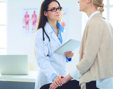 Doktor ve hasta masada otururken bir şey tartışıyorlar. İlaç ve sağlık hizmetleri kavramı