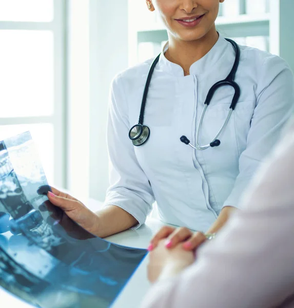 Ženský lékař poskytující konzultaci pacientce a vysvětlující lékařské informace a diagnózu — Stock fotografie