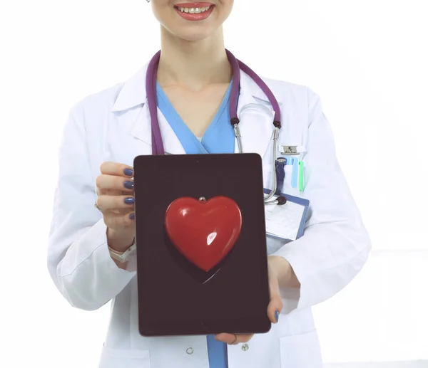 Médica jovem segurando um coração vermelho, isolado em fundo branco. Mulher médica — Fotografia de Stock