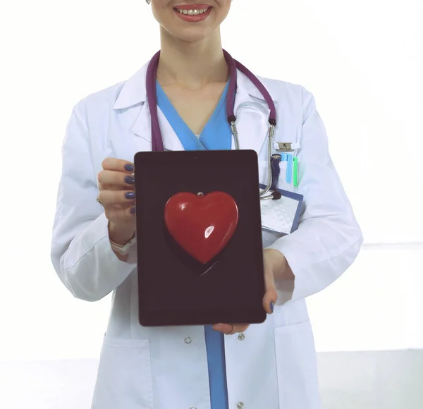 年轻的女医生有一颗红心，被白色背景隔离。女医生 — 图库照片