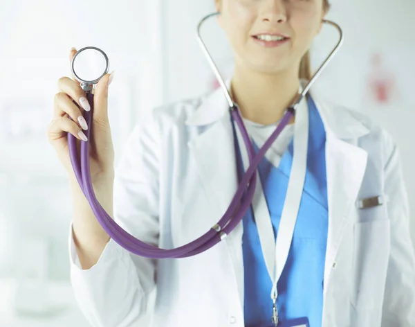 Tersenyum dokter wanita dengan stetoskop di rumah sakit — Stok Foto